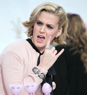 Katy Perry shows tattoo agony online