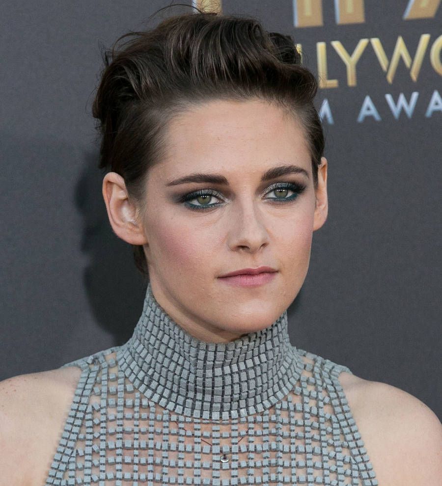 Kristen Stewart kisses rumored girlfriend in Paris