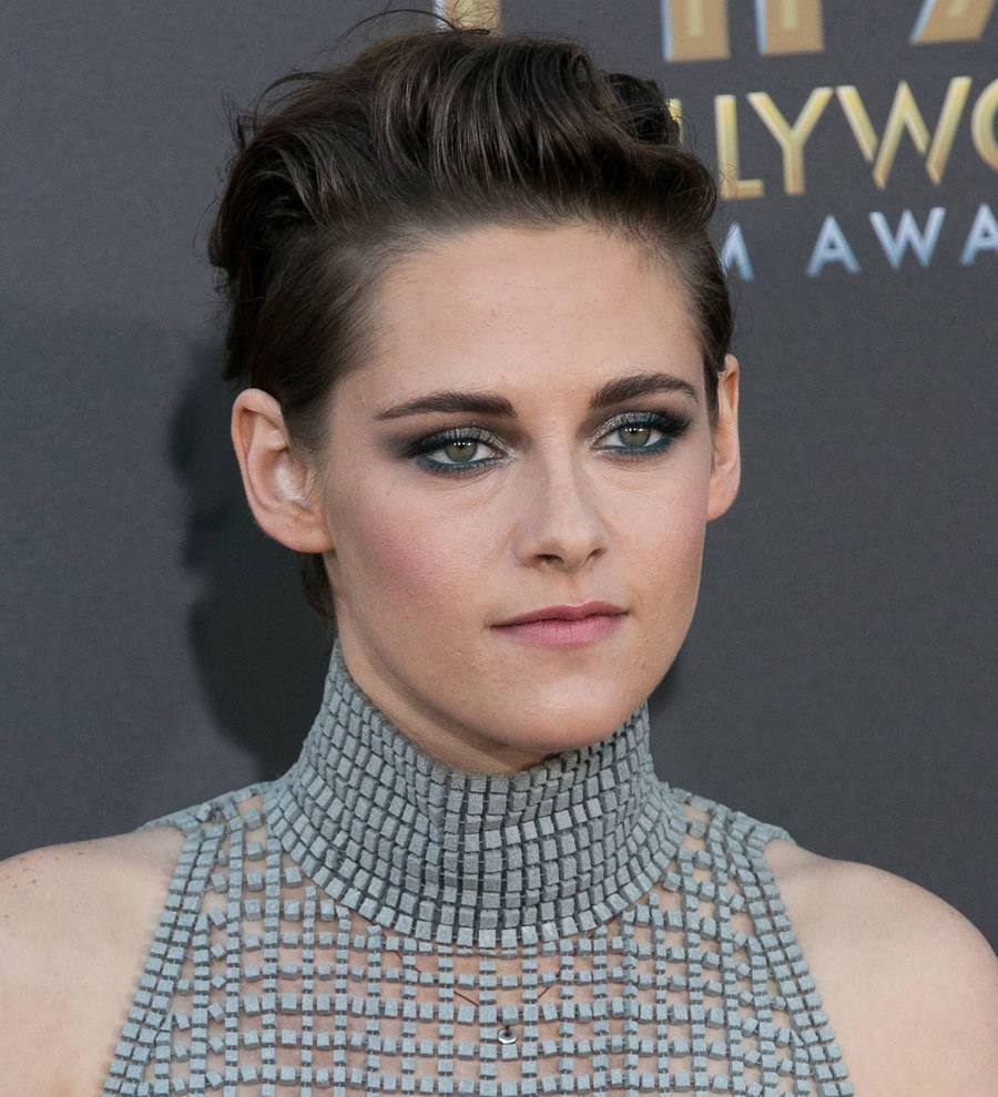 Kristen Stewart kisses rumored girlfriend in Paris
