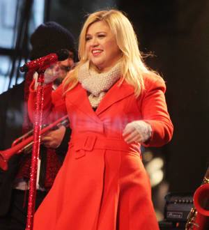 Kelly Clarkson to lead star-studded holiday benefit concert