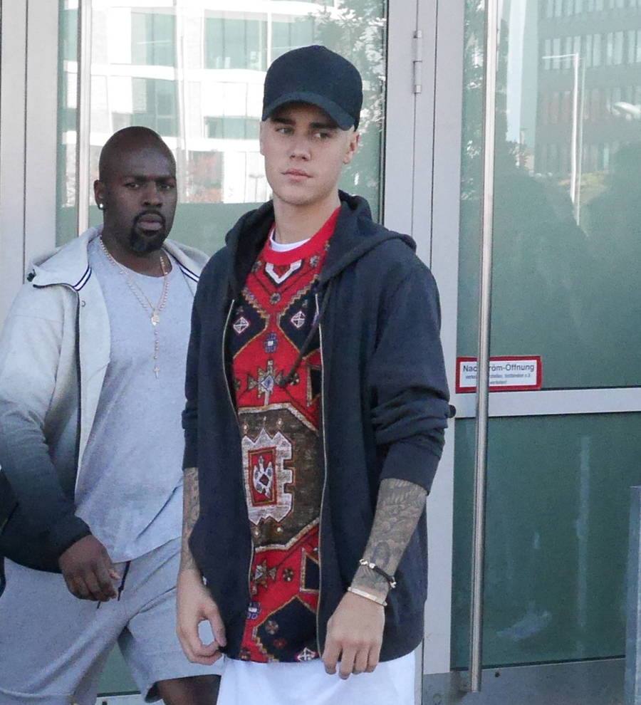 Justin Bieber urges fans to 'show respect' to pose for photos