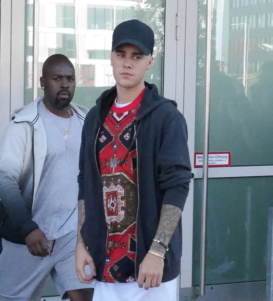 Justin Bieber urges fans to 'show respect' to pose for photos