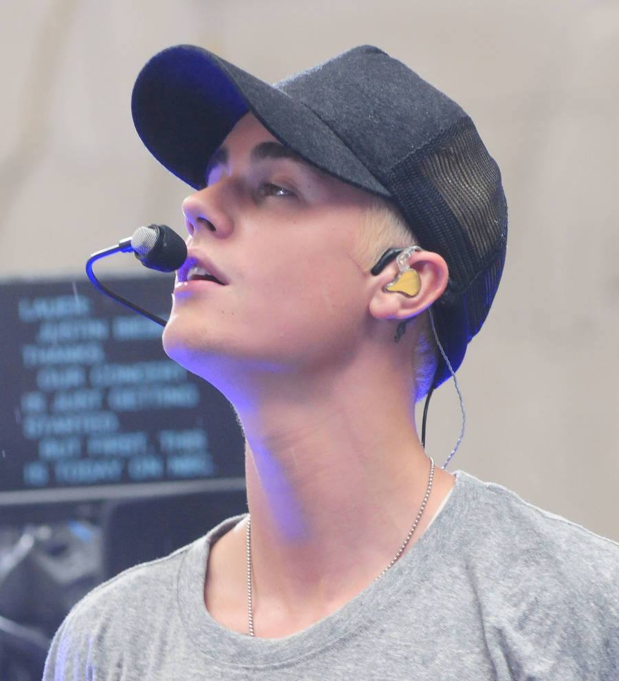 Justin Bieber threatened with handcuffs at Floyd Mayweather, Jr. fight
