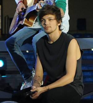 Louis Tomlinson asked for 'no pay' clause in soccer club contract