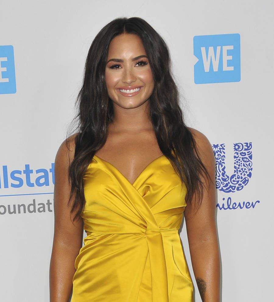 Demi Lovato leads Paramore sing-a-long after encountering sound issues