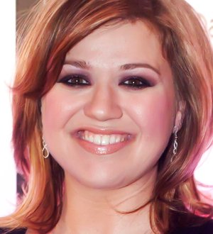Kelly Clarkson forms pop band