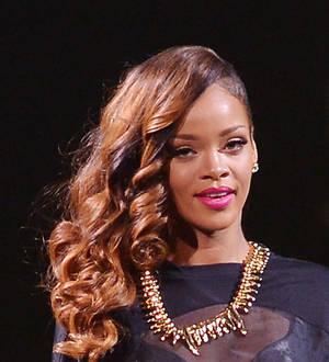 Rihanna booed by fans in Boston over three-hour wait