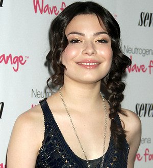 Miranda Cosgrove walking unaided again following bus crash