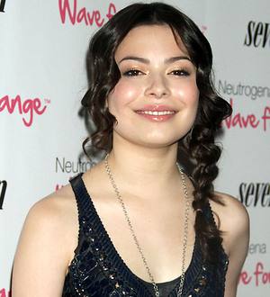 Miranda Cosgrove walking unaided again following bus crash