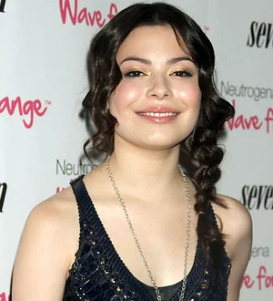 Miranda Cosgrove walking unaided again following bus crash