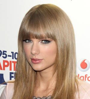 Taylor Swift scoops top prize at fragrance awards