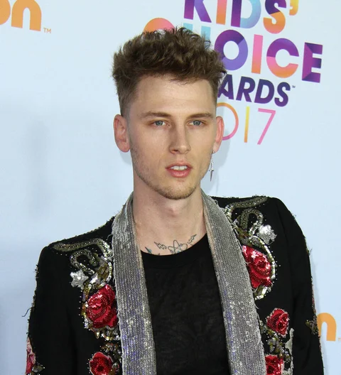 Chest pains force Machine Gun Kelly to halt gig