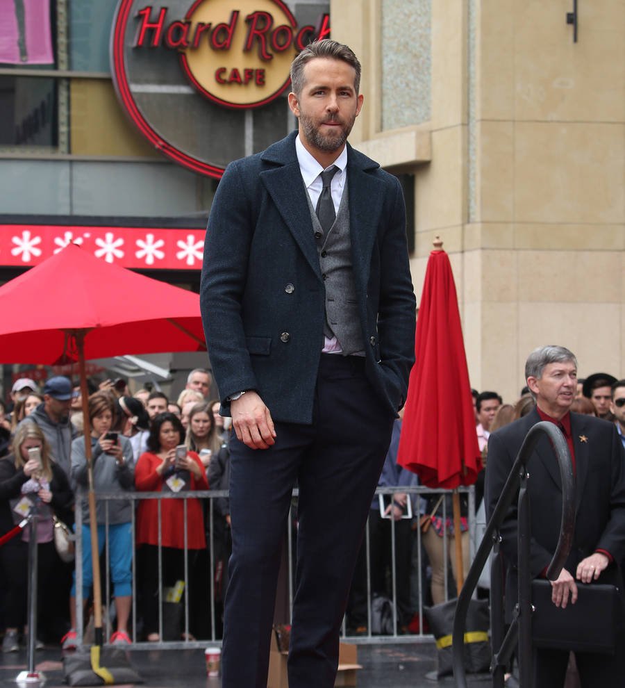Ryan Reynolds and Andrew Garfield lock lips at the Golden Globes