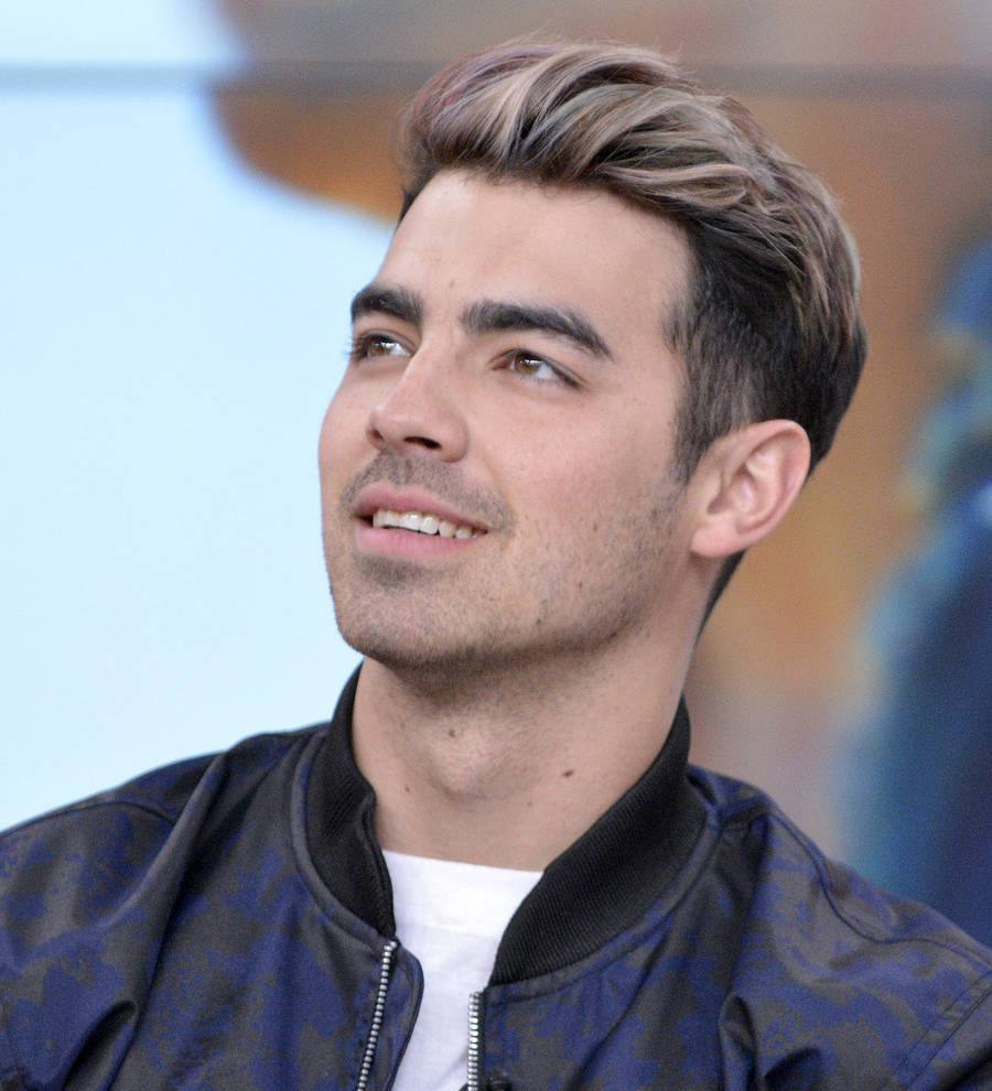 Joe Jonas makes moves on model
