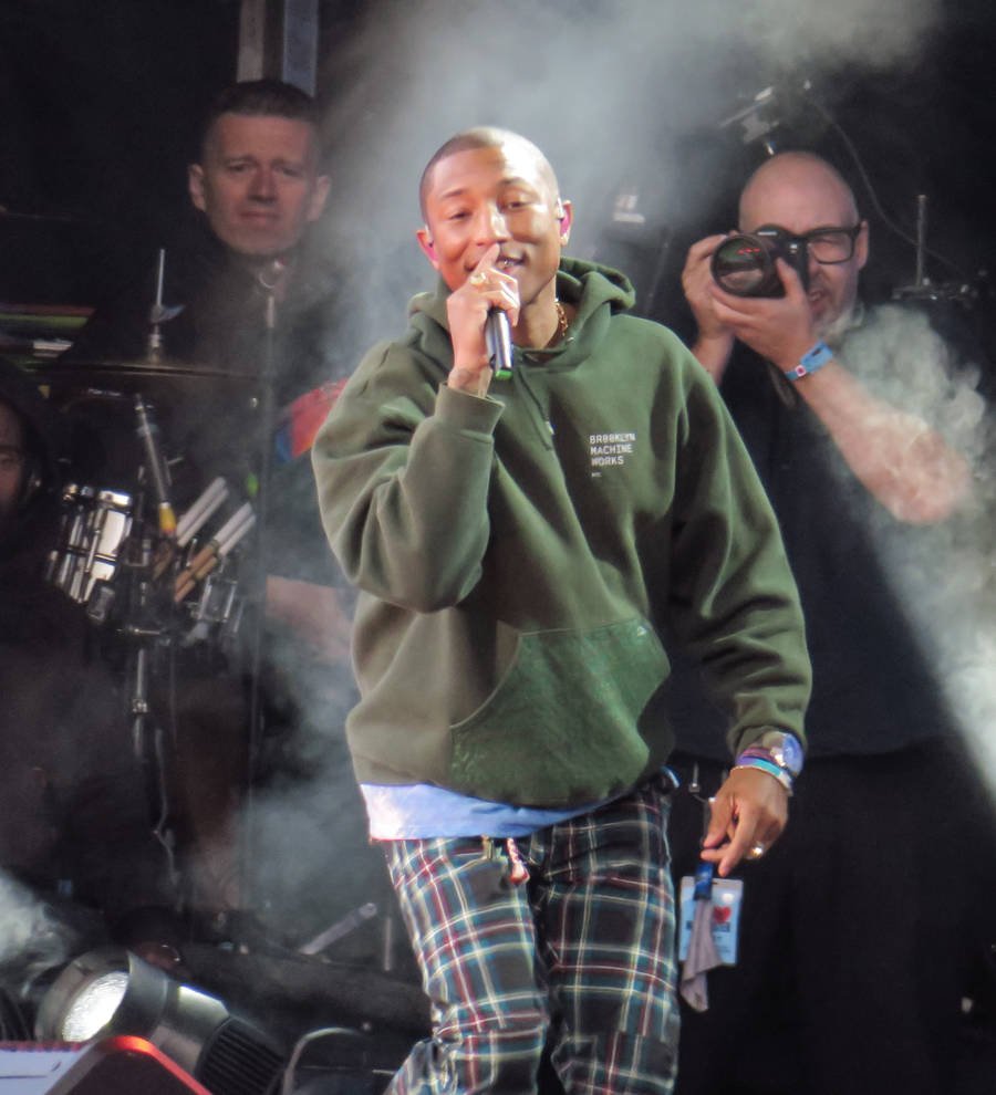 Pharrell Williams brings sick fan onstage at Philadelphia concert