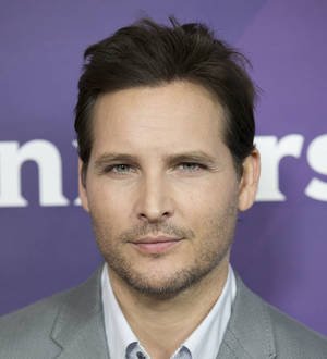 Peter Facinelli surprises Comic-Con as he joins Supergirl cast