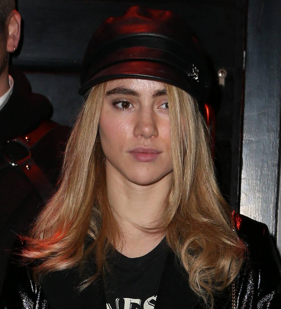 Suki Waterhouse looking for love online