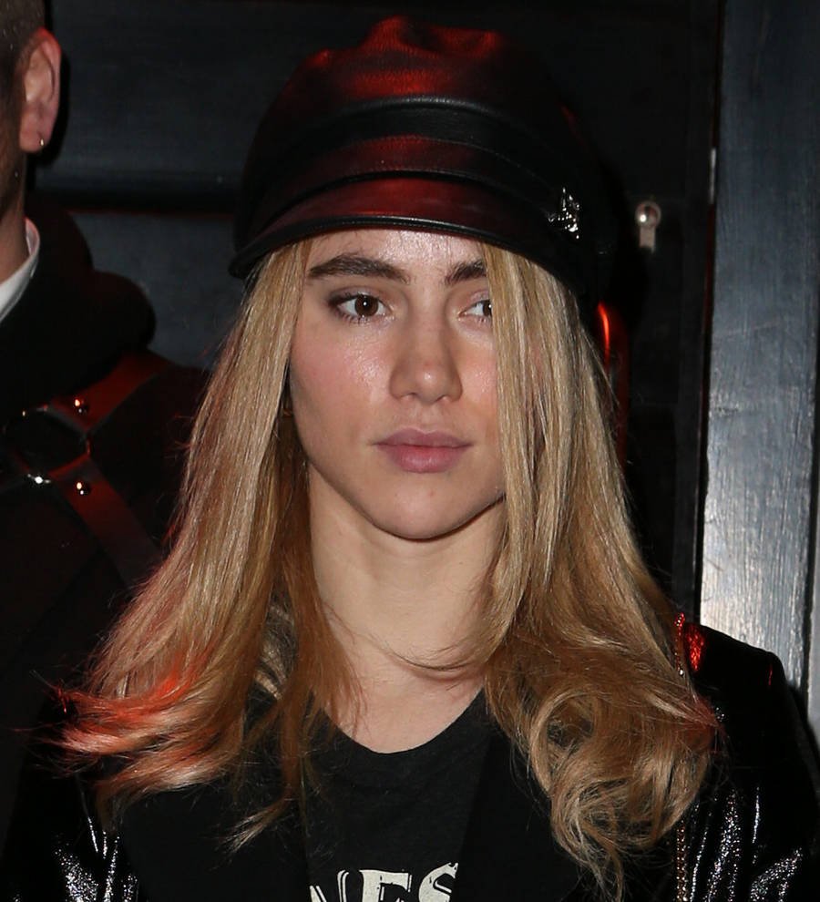 Suki Waterhouse looking for love online