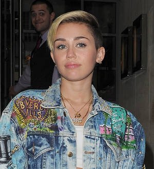 Miley Cyrus fuels Liam Hemsworth split rumors