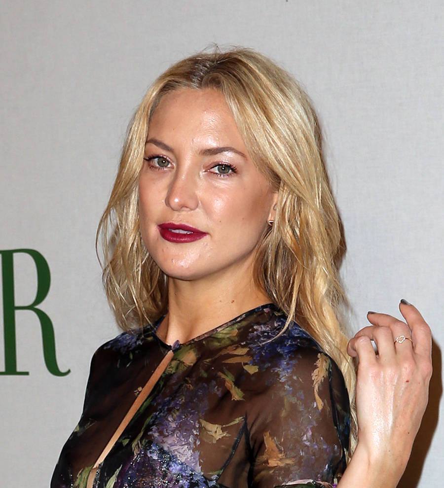 Kate Hudson posts wardrobe malfunction online