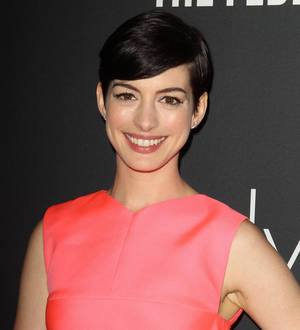 Anne Hathaway hosts cancer charity runway show