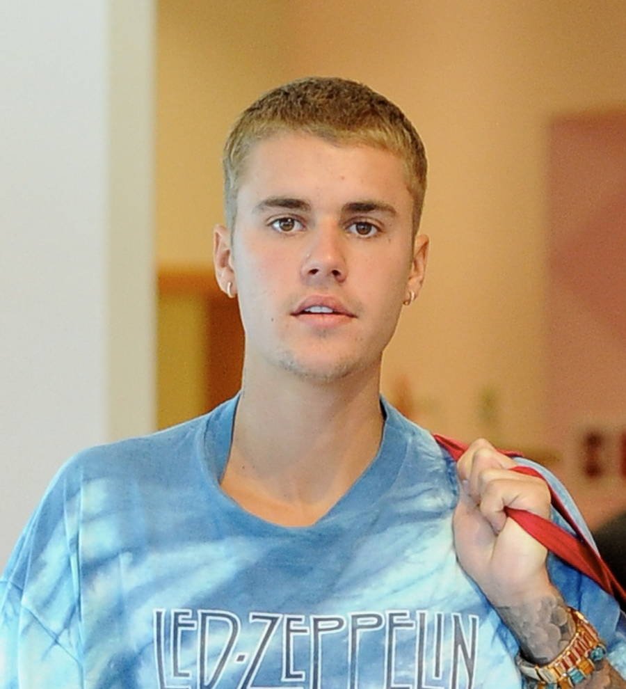 Man lunges at Justin Bieber at German nightclub