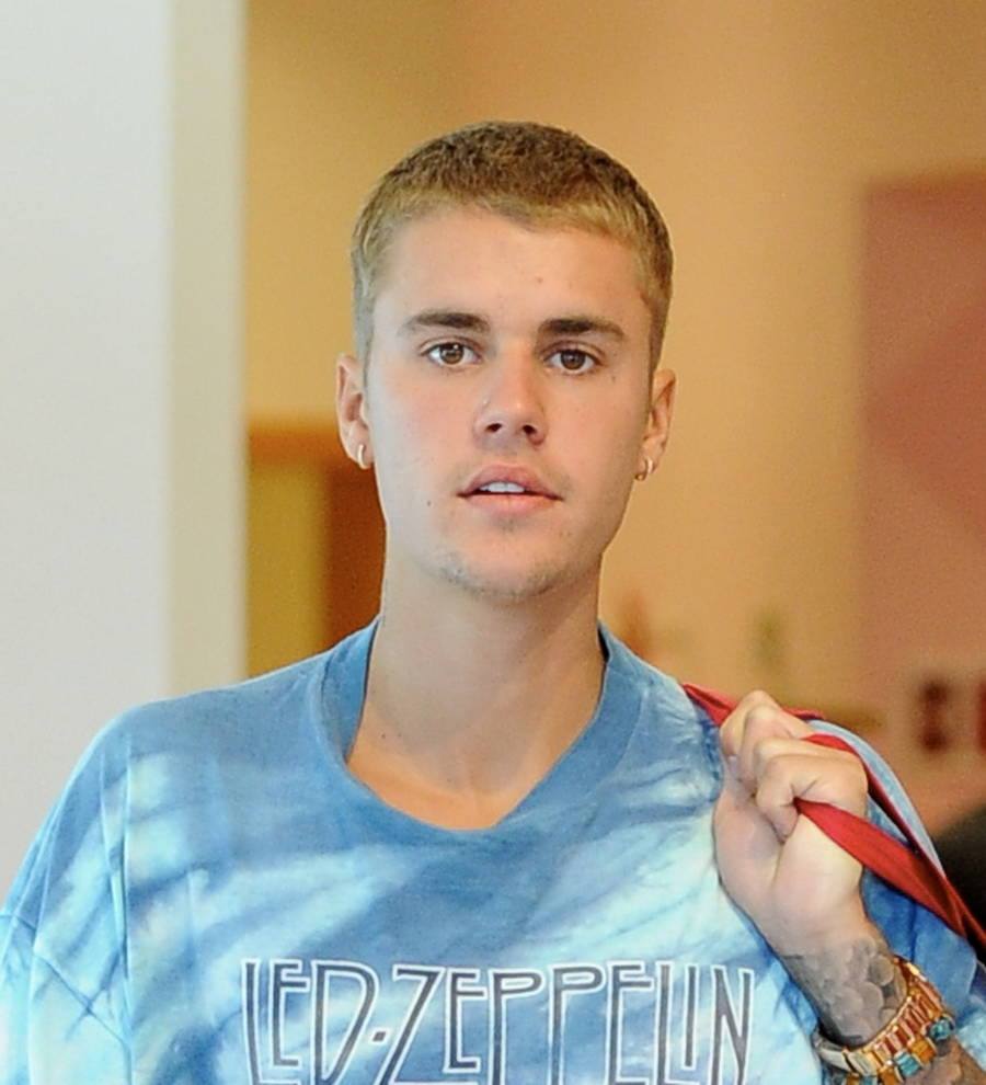Man lunges at Justin Bieber at German nightclub