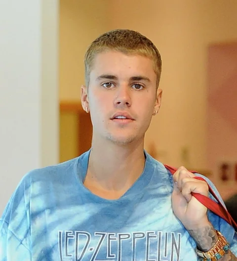 Man lunges at Justin Bieber at German nightclub