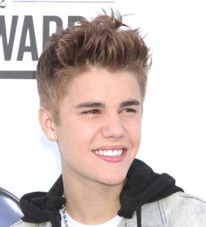 Justin Bieber stuns Paris fans with balcony concert