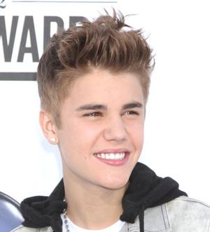 Justin Bieber stuns Paris fans with balcony concert