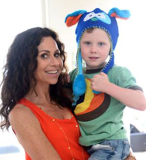 Minnie Driver performs live duet with son