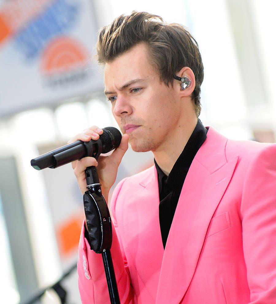 Harry Styles plays acoustic set in Mexico City to honor bombing victims