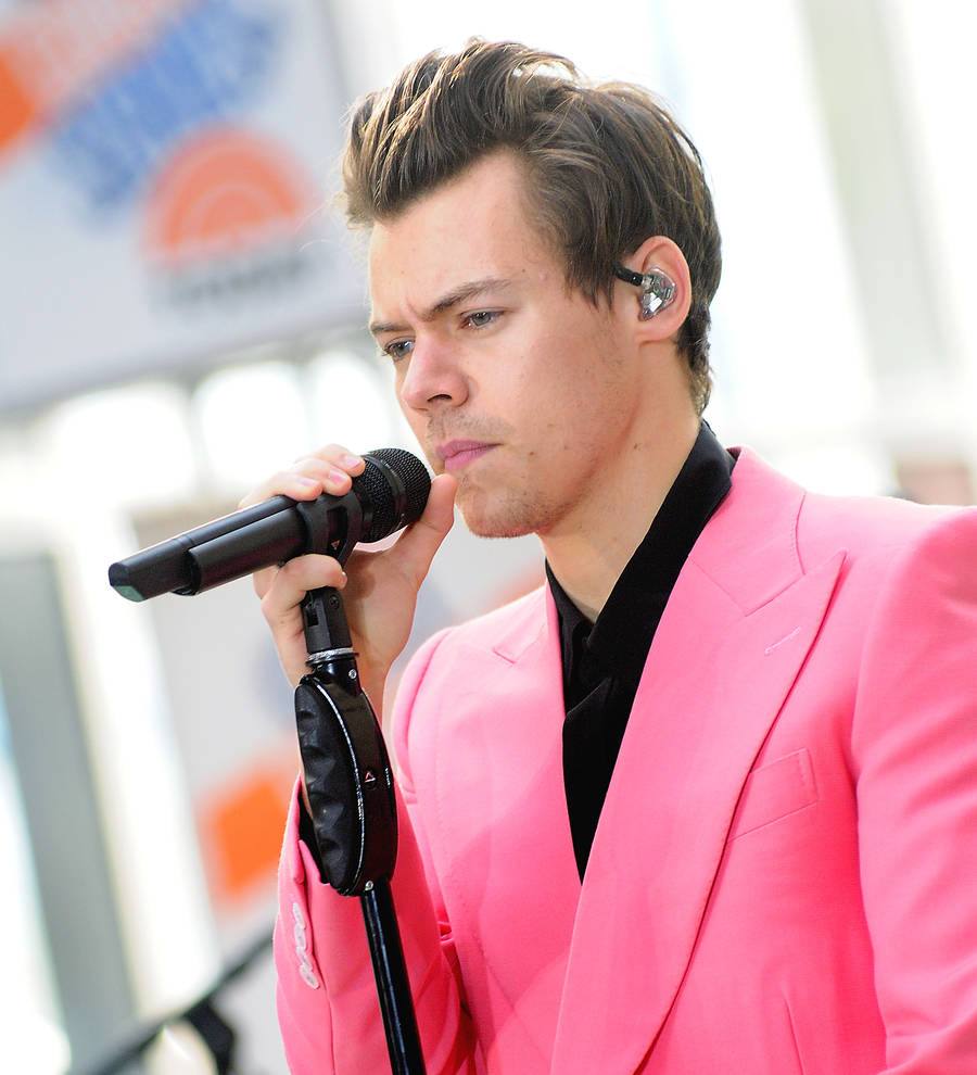 Harry Styles plays acoustic set in Mexico City to honor bombing victims