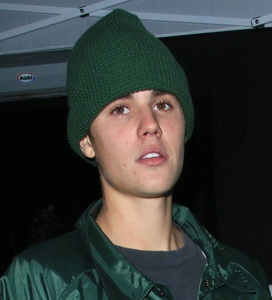 Justin Bieber halts Spanish concert to teach fans how to clap