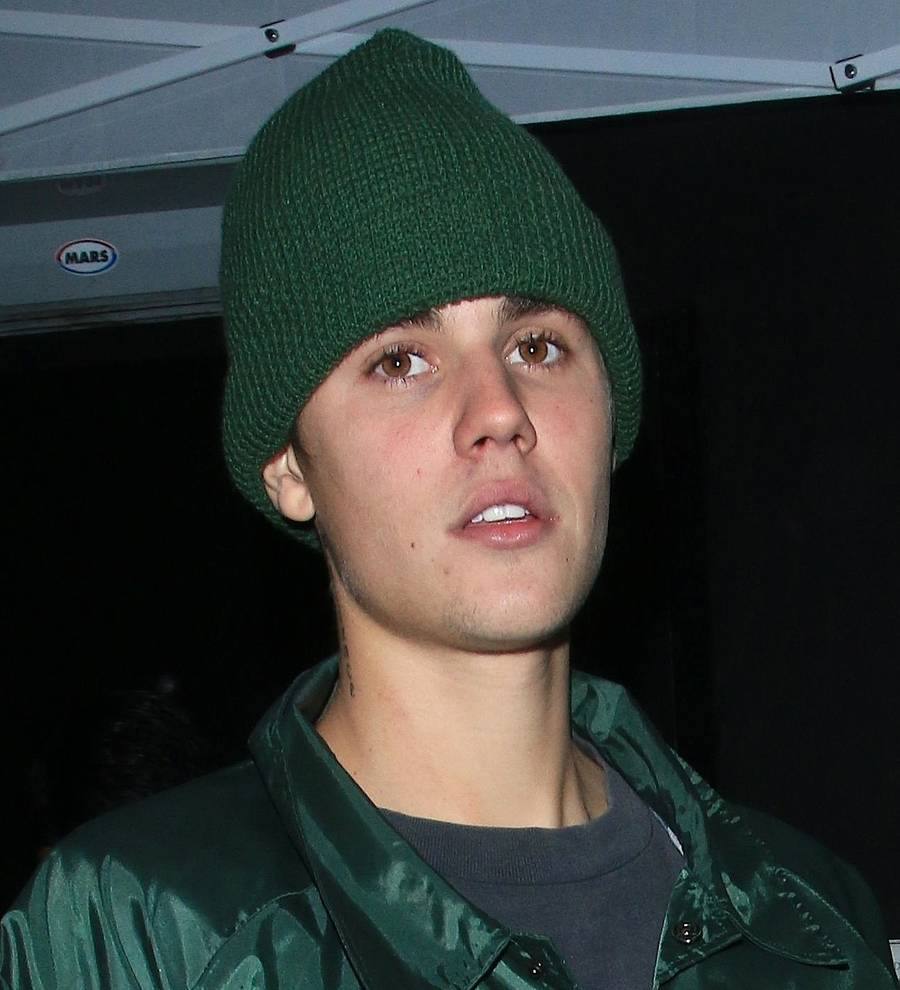 Justin Bieber halts Spanish concert to teach fans how to clap