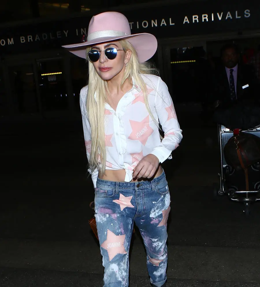 Lady Gaga ends feud with Madonna by praising her awards speech