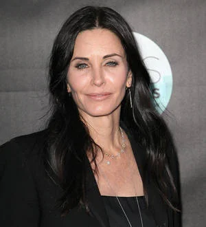Courteney Cox breaks wrist on vacation