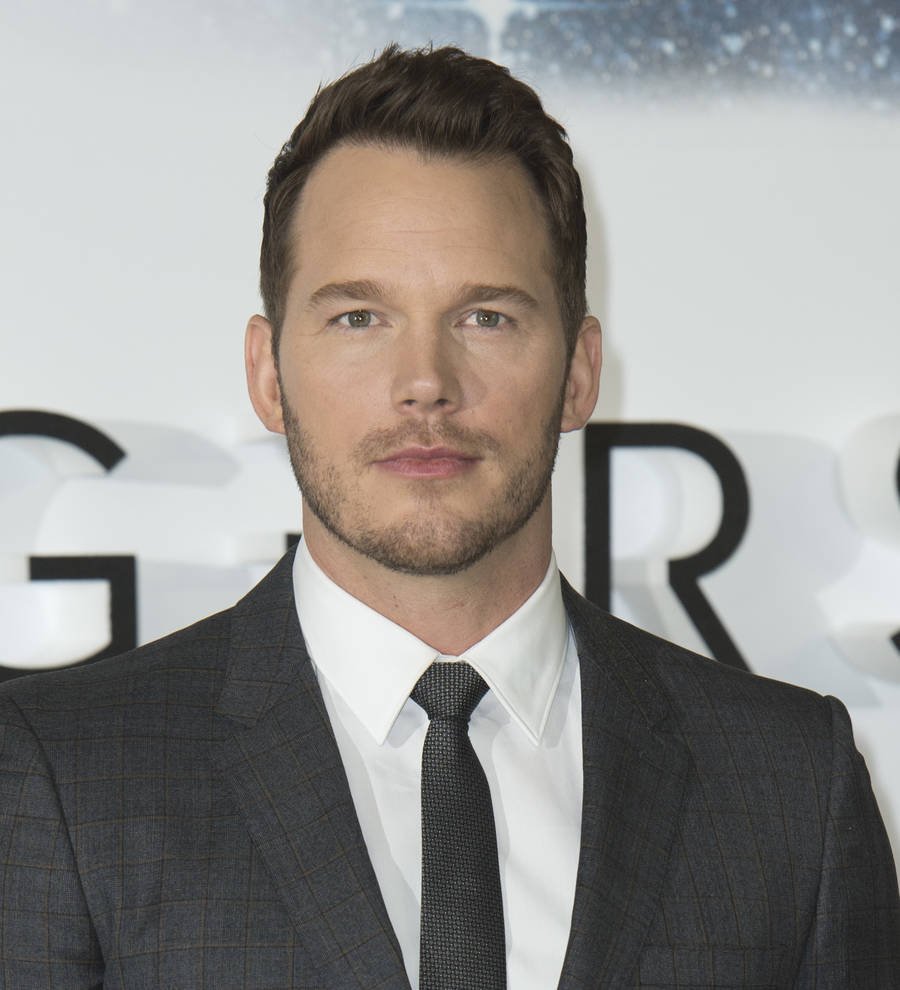 Chris Pratt cooks in a kitchen and chats with Olivia Munn and her then-boyfriend, Aaron Rodgers