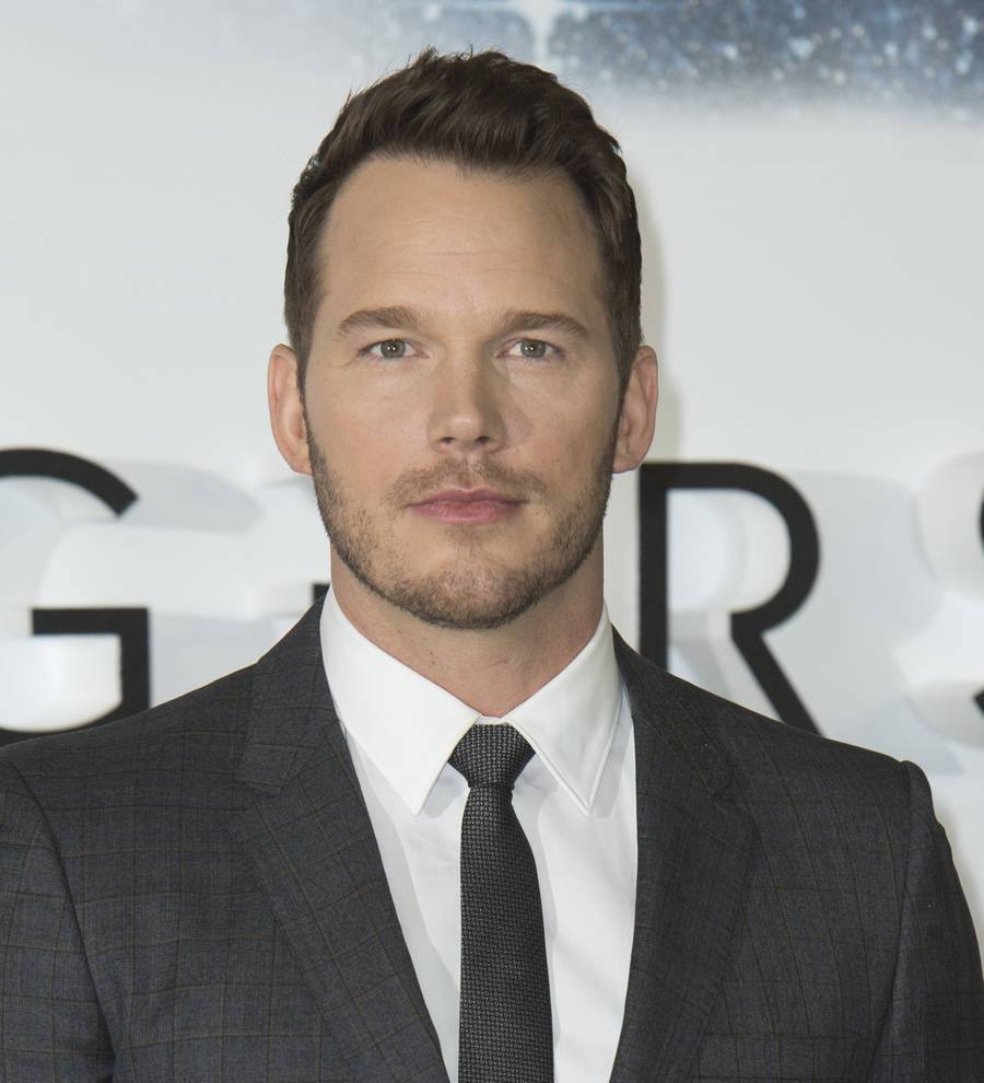 Chris Pratt cooks in a kitchen and chats with Olivia Munn and her then-boyfriend, Aaron Rodgers