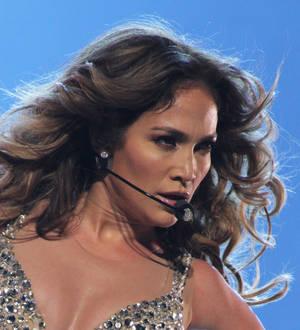 Jennifer Lopez offers fans backstage tour access