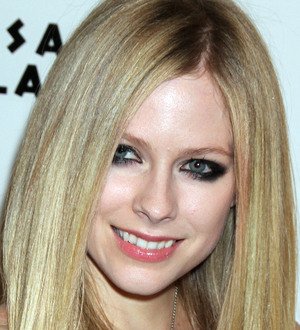 Avril Lavigne offering to let fan dance with her on stage