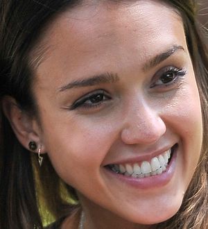 Jessica Alba takes shooting lessons