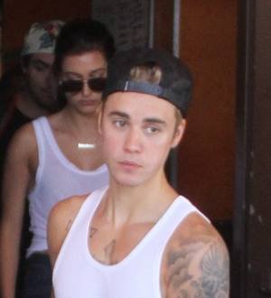 Justin Bieber dons bizarre disguise for skate ride
