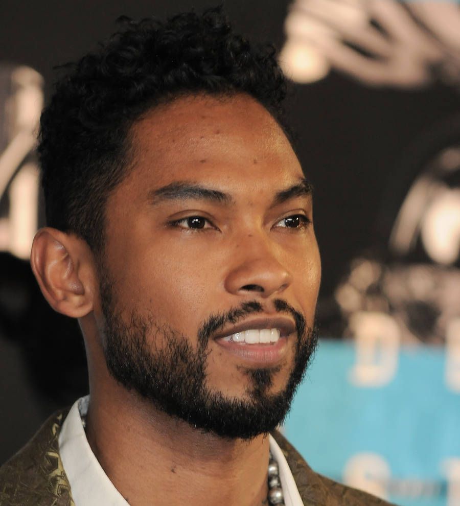 Miguel makes surprise performance at former middle school