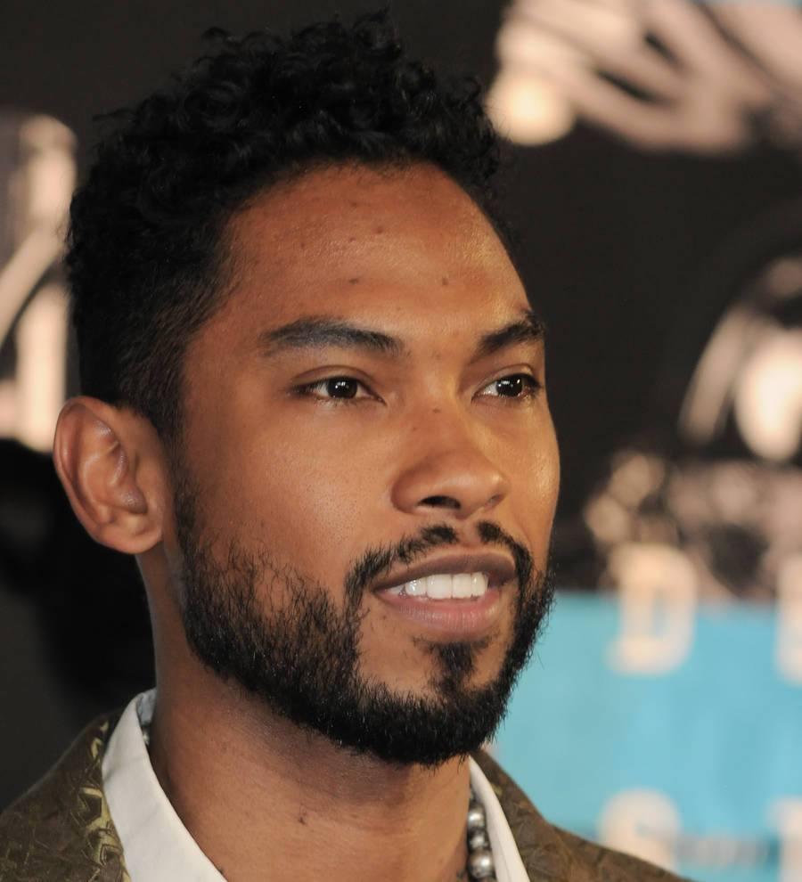 Miguel makes surprise performance at former middle school