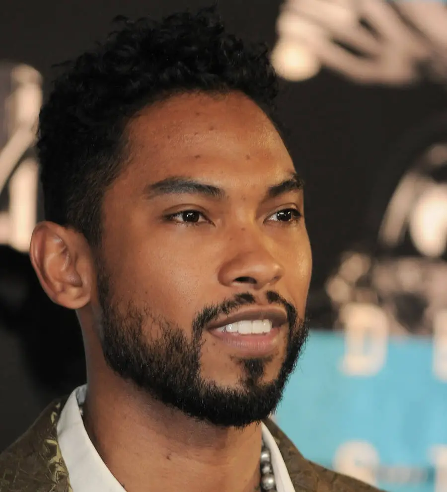 Miguel makes surprise performance at former middle school