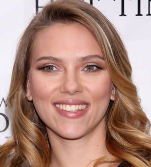 Scarlett Johansson suffers wardrobe malfunction onstage