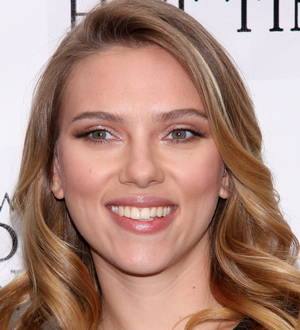 Scarlett Johansson suffers wardrobe malfunction onstage