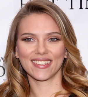Scarlett Johansson suffers wardrobe malfunction onstage