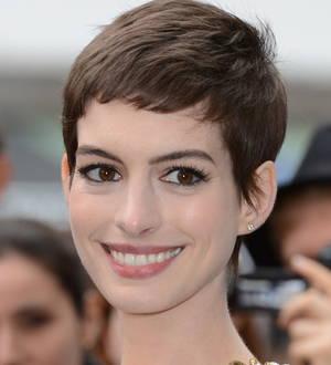 Anne Hathaway gives up shopping